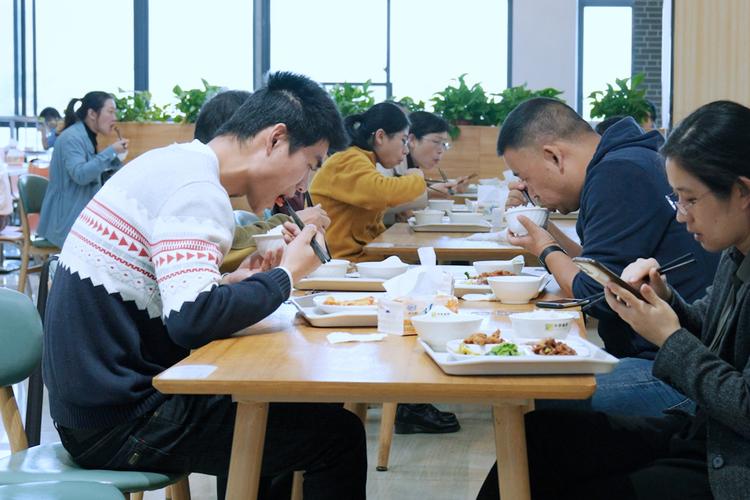 主要功能包括数据总览,基础设置,移动端应用和设备管理等,为食堂管理