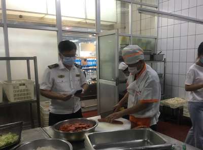 黄岛区市场监督局莅临我校检查指导餐饮服务工作，助力食堂管理提档升级